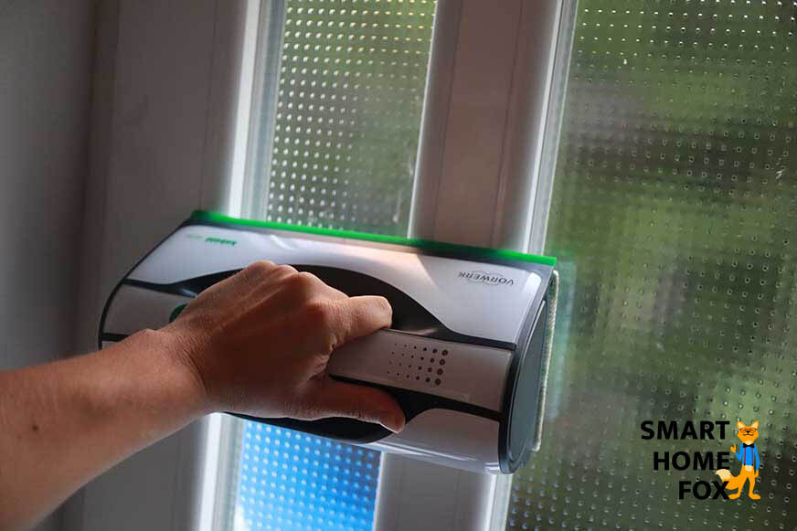 Man sieht, dass der Vorwerk Kobold VG100 zu breit für schmale Fenster ist. 